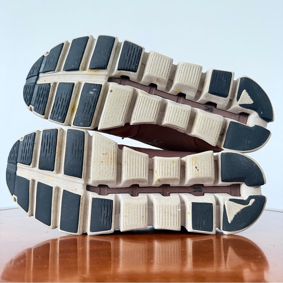 On Running Women’s Cloud 5 Waterproof Running Shoes | US 9.5 - Picture 6 of 6